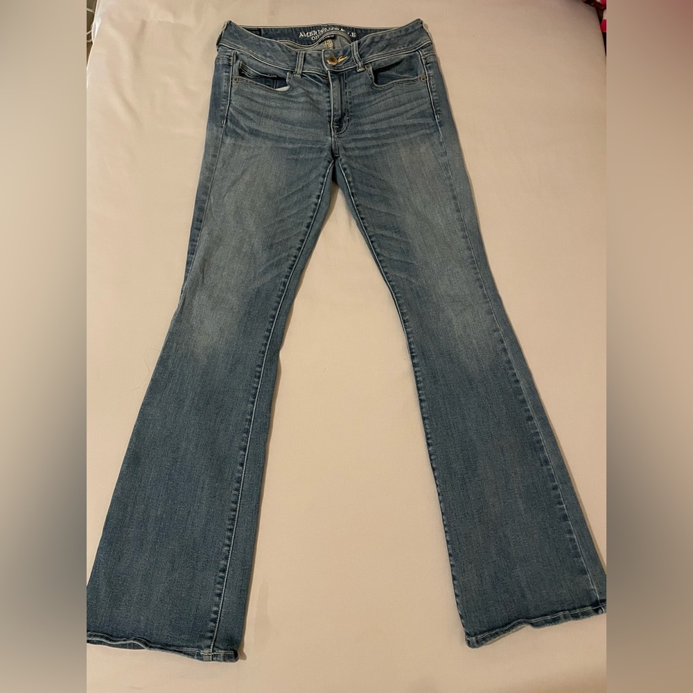 American eagle medium wash low waisted flared jeans